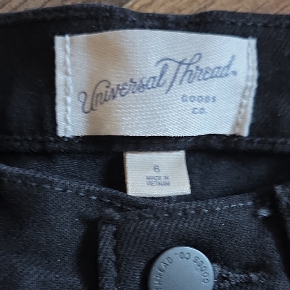 Universal Thread Black Capris - Picture 2 of 3